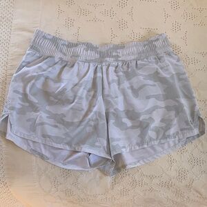 •GapFit Women’s Gray Camo Athletic Shorts•